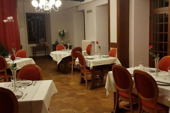 Réserver une table pour deux personnes dans un restaurant semi-gastronomique - Combressol - Hôtel-Restaurant Le Châtel